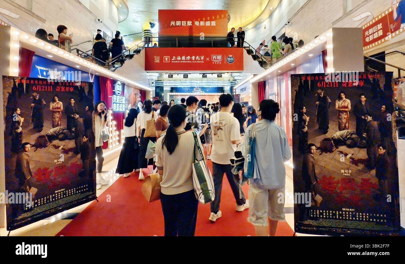 SHANGHAI, CHINE - 15 JUIN 2025 - les fans sont passés devant l'affiche officielle du film "She's Got No Name" avec Zhang Ziyi, Lei Jiaxin et Jackson Yee à Shanghai, Chine, le 15 juin 2025. Banque D'Images