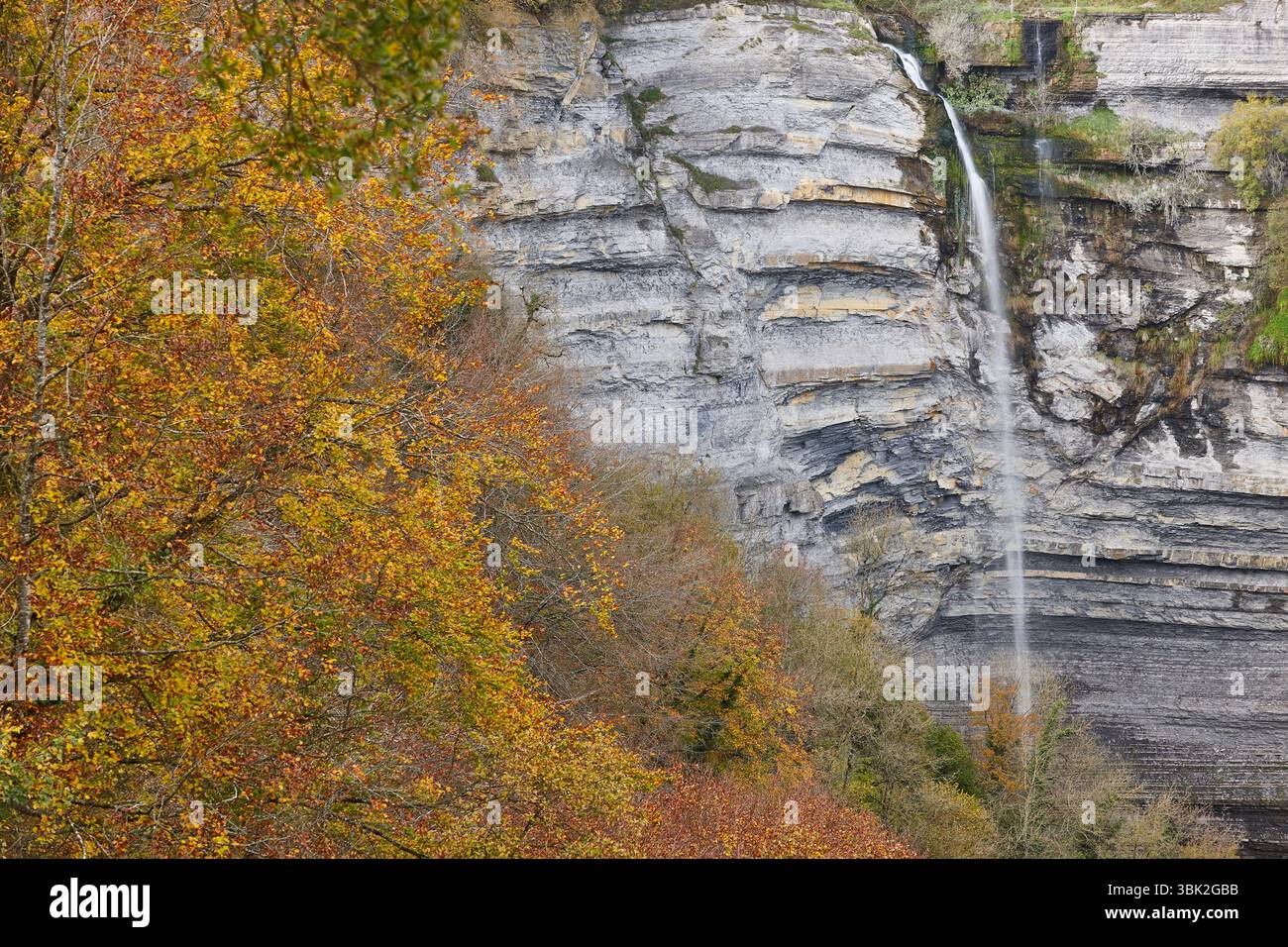 Pittoresque cascade de Gujuli au pays Basque. Heure d'automne. Alava, Espagne Banque D'Images Pittoresque cascade de Gujuli au pays Basque. Heure d'automne. Alava, Espagne Banque D'Images