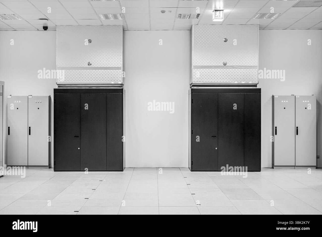 Nettoyer l'intérieur d'un industriel local serveur avec les serveurs Banque D'Images