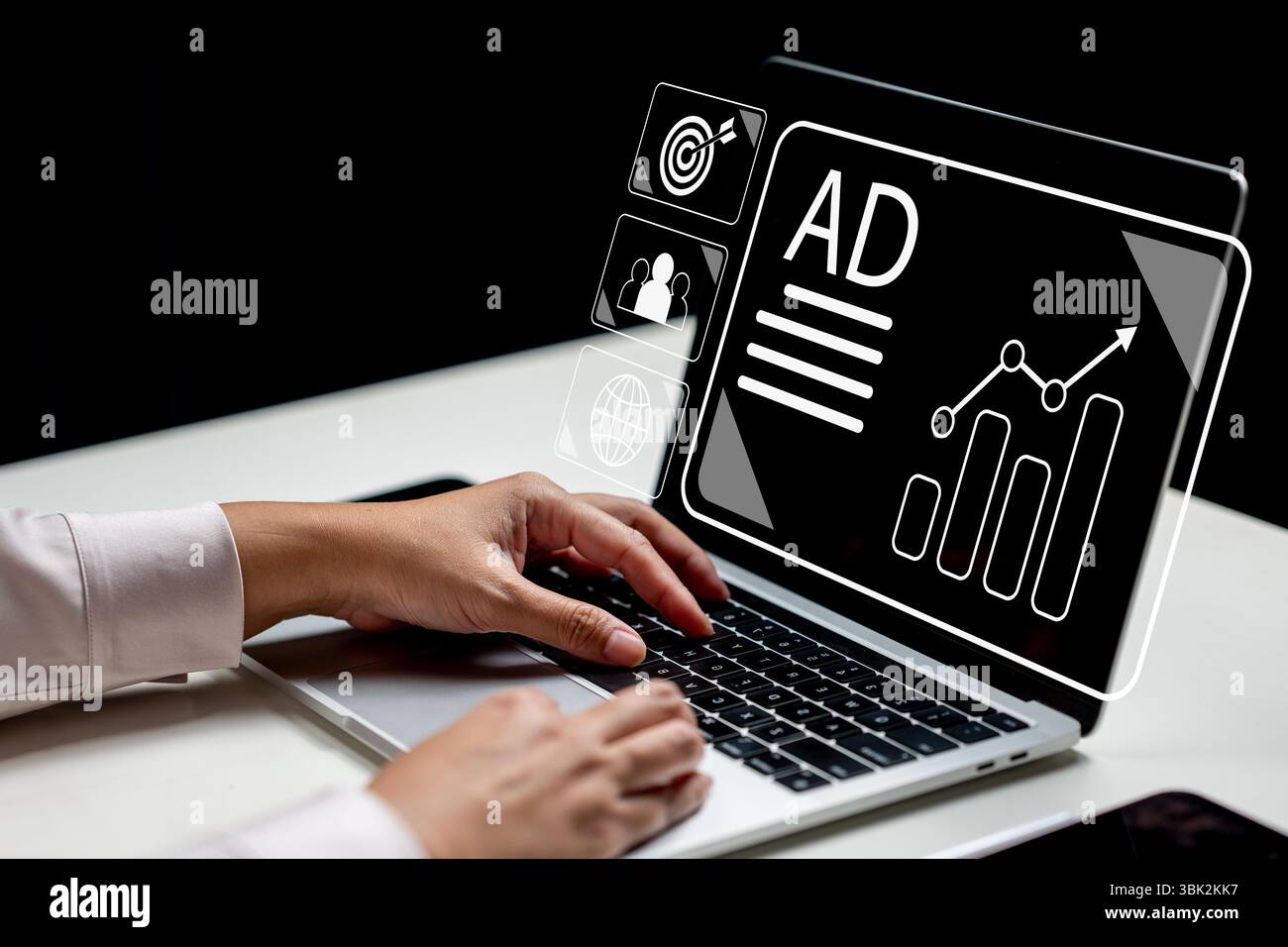 Femme d'affaires utilisant un ordinateur portable avec une icône d'annonce sur l'écran. Innovation technologique sur un écran virtuel. Concept de publicité et de plan marketing strat Banque D'Images