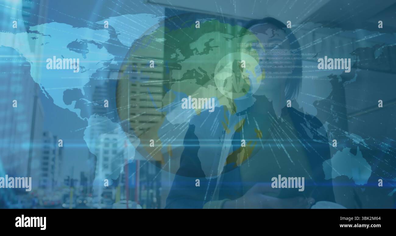 Interagissant femme d'affaires adulte moyenne touchant globe holographique dans le bureau d'entreprise, avec smartphone Banque D'Images