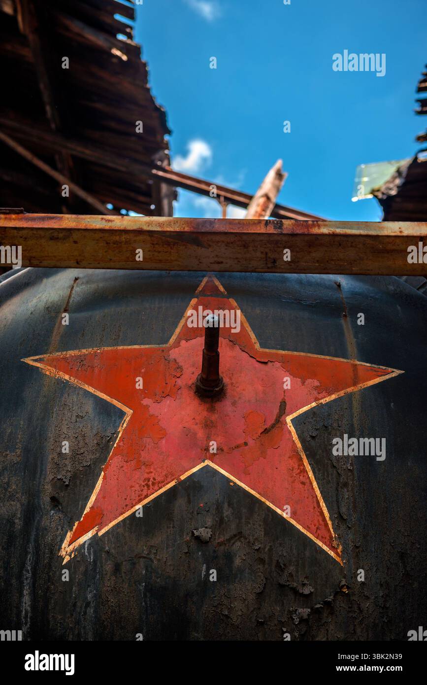 Symbole soviétique sur un fond métallique avec un ciel bleu Banque D'Images