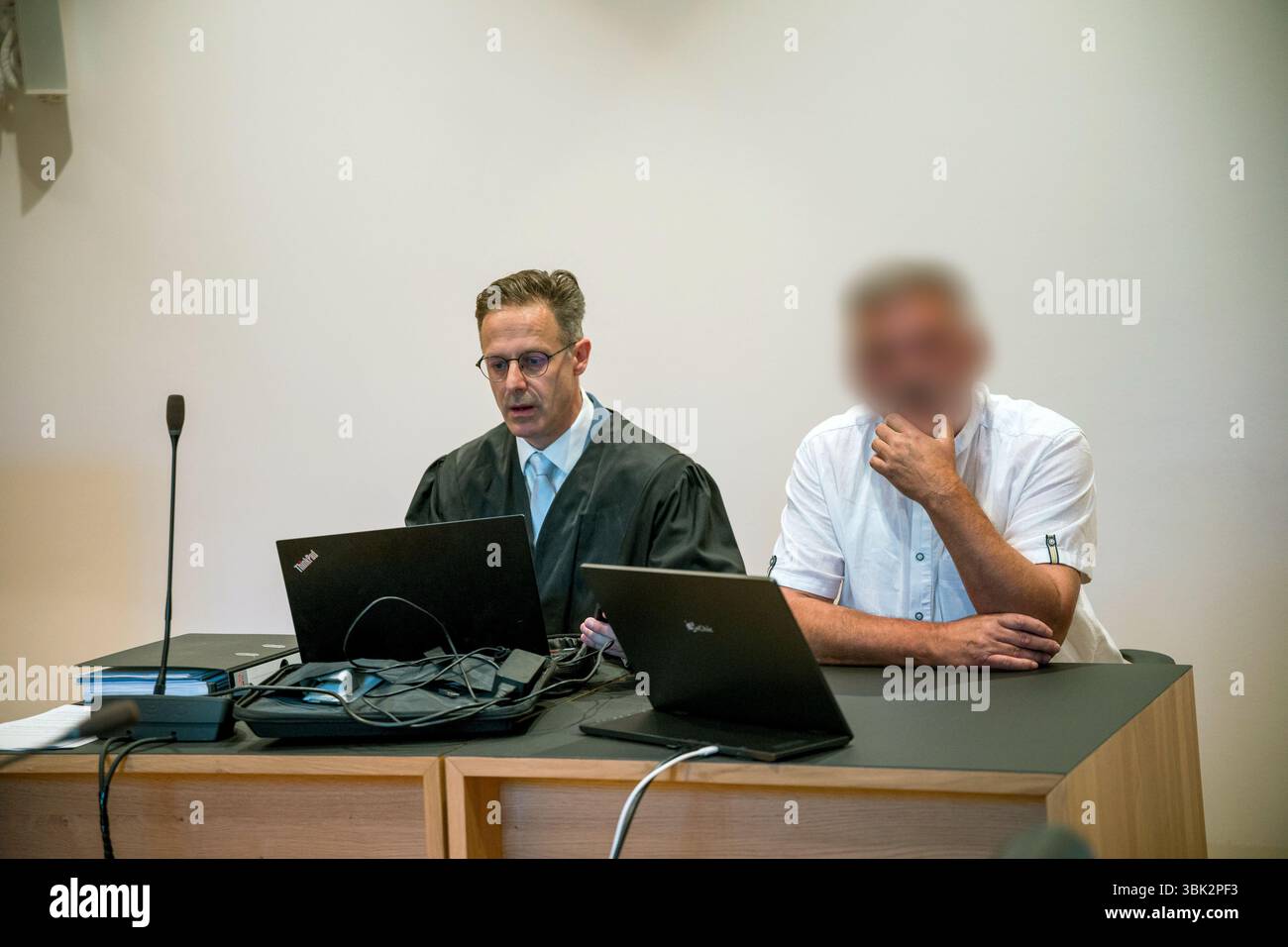 18 juin 2025, Bavière, Haßfurt : Marcus Pretzell (l), avocat, est assis à côté de son client (R) dans la salle d'audience au début du procès pour avoir utilisé des signes d'organisations anticonstitutionnelles et terroristes et pour avoir incité le peuple. Au printemps 2024, l'accusé aurait téléchargé un fichier image sur X avec une photo portrait du ministre fédéral de l'économie Habeck (Verts) de l'époque et les mots "Schwachkopf PROFESSIONAL". Cela a conduit à un raid sur la maison du suspect dans le district de Haßberge en basse-Franconie. Photo : Daniel Vogl/dpa - ATTENTION : le ou les défendeurs ont été pixélisés pour des raisons légales Banque D'Images