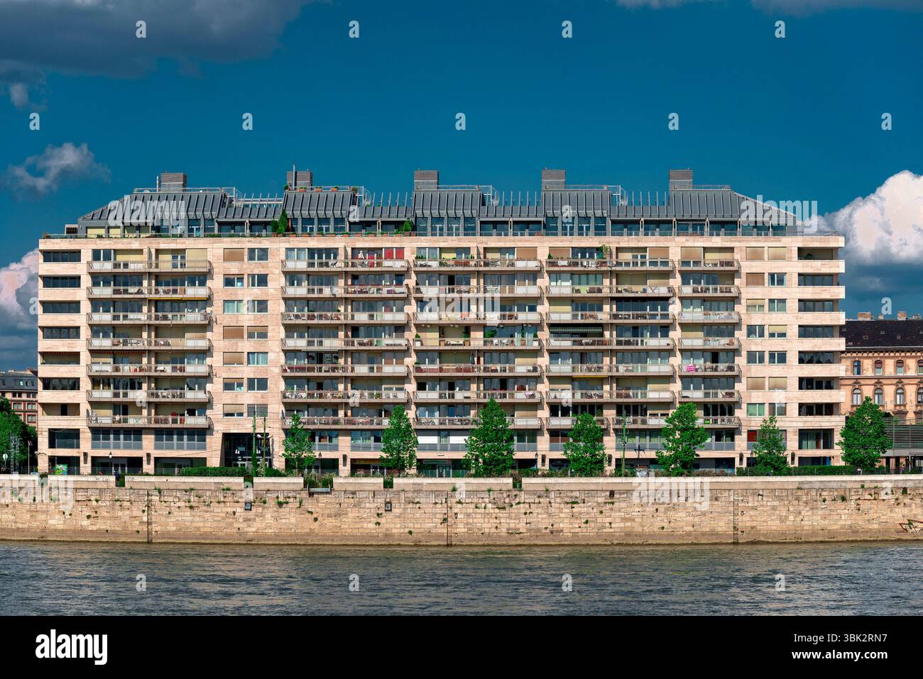 Bâtiment moderne de midi avec ciel bleu Banque D'Images