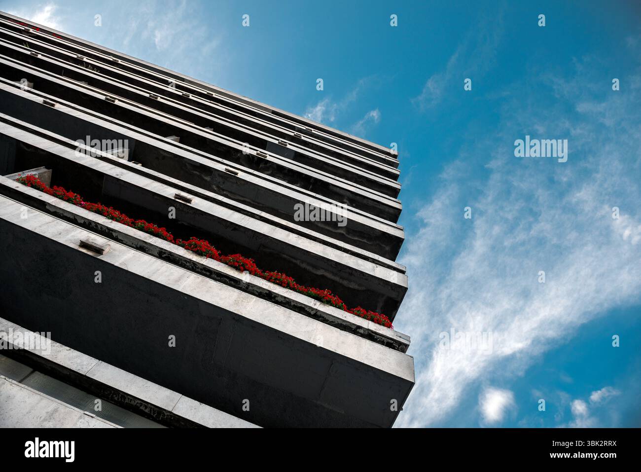 Balcon d'un bâtiment communiste avec des fleurs Banque D'Images