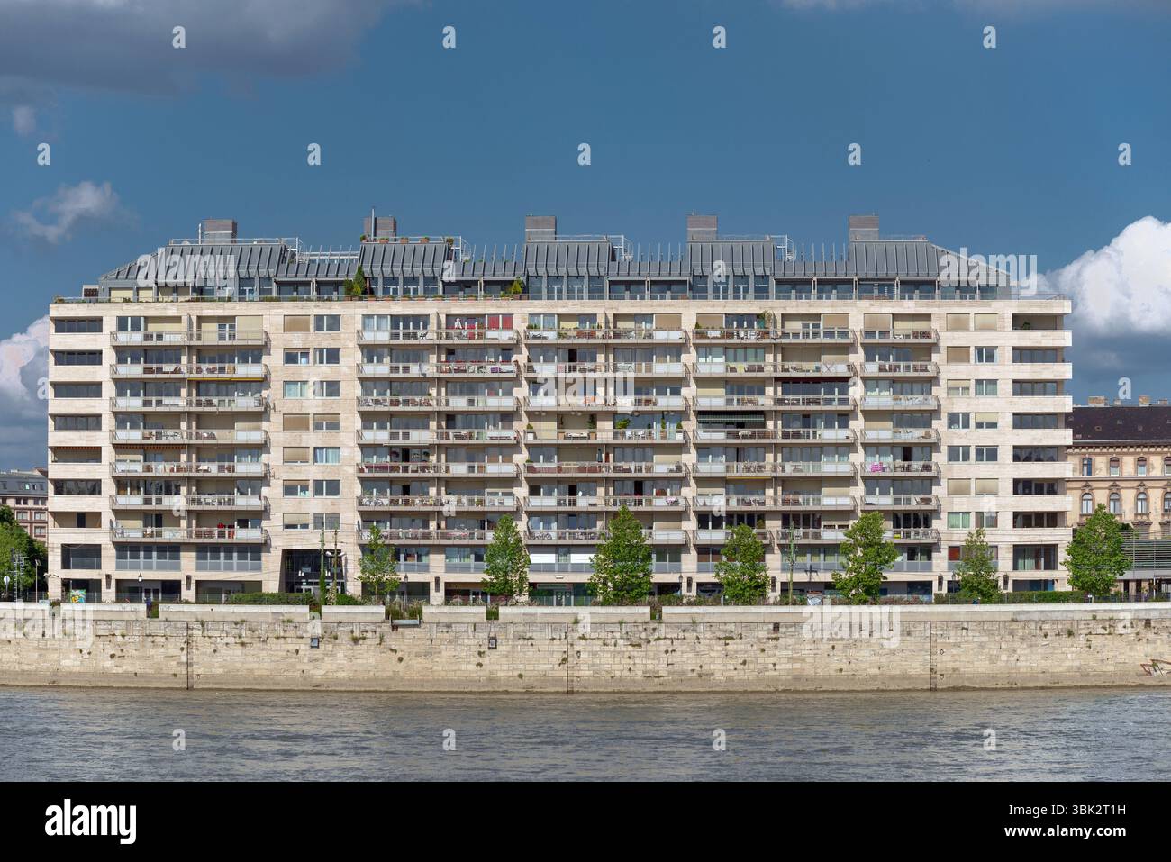 Bâtiment moderne de midi avec ciel bleu Banque D'Images
