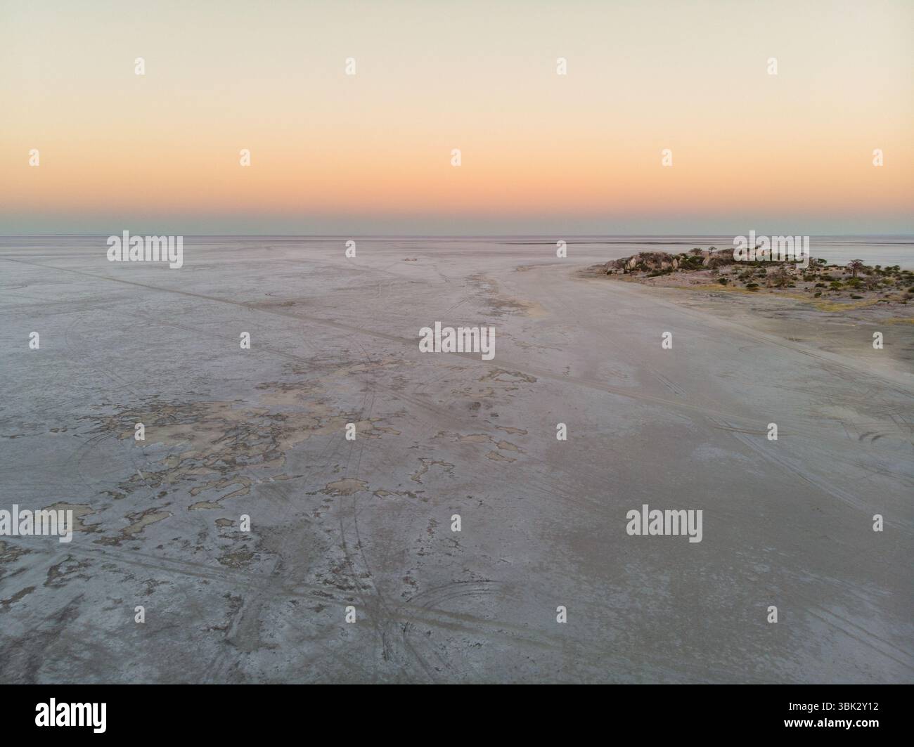 Vue aérienne éthérée de Makgadikgadi Pan Salt Flat et de l'île Kubu à Dawn Banque D'Images