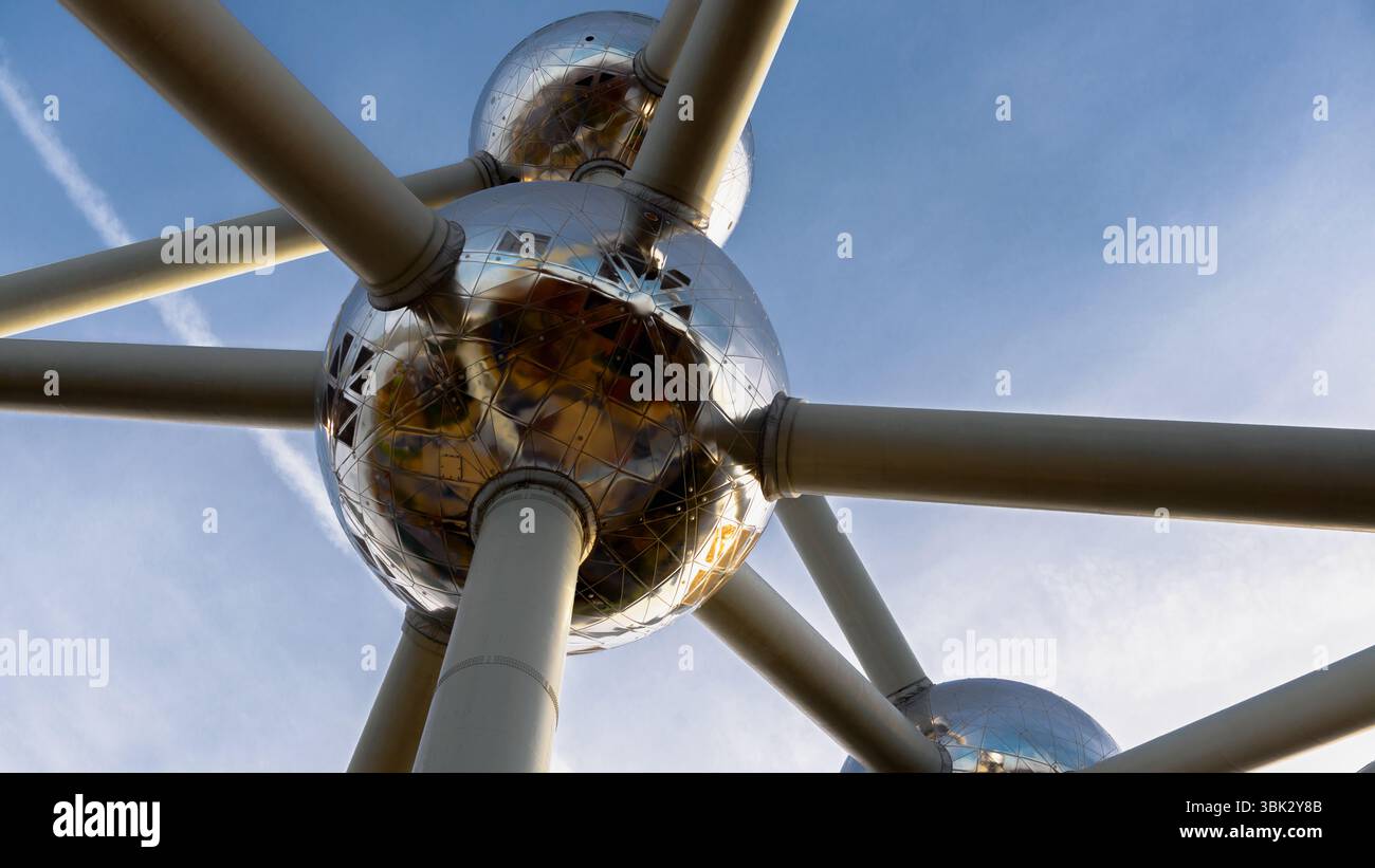 Modèle de l'atome contre le ciel bleu en acier Banque D'Images