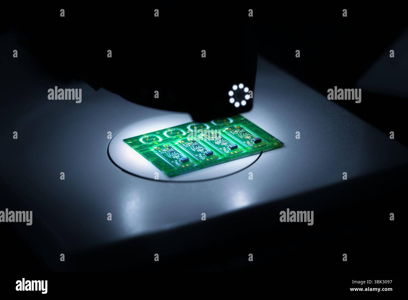 Human hand holding processeur moderne photo gros plan Banque D'Images