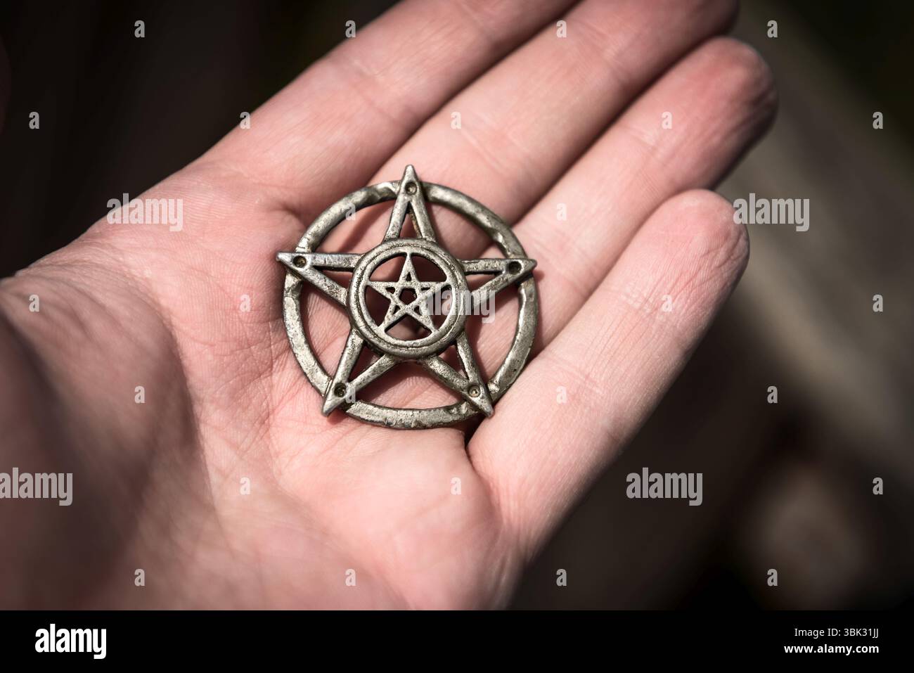 Vieux Pentagram en acier gros plan photo sur fond Banque D'Images