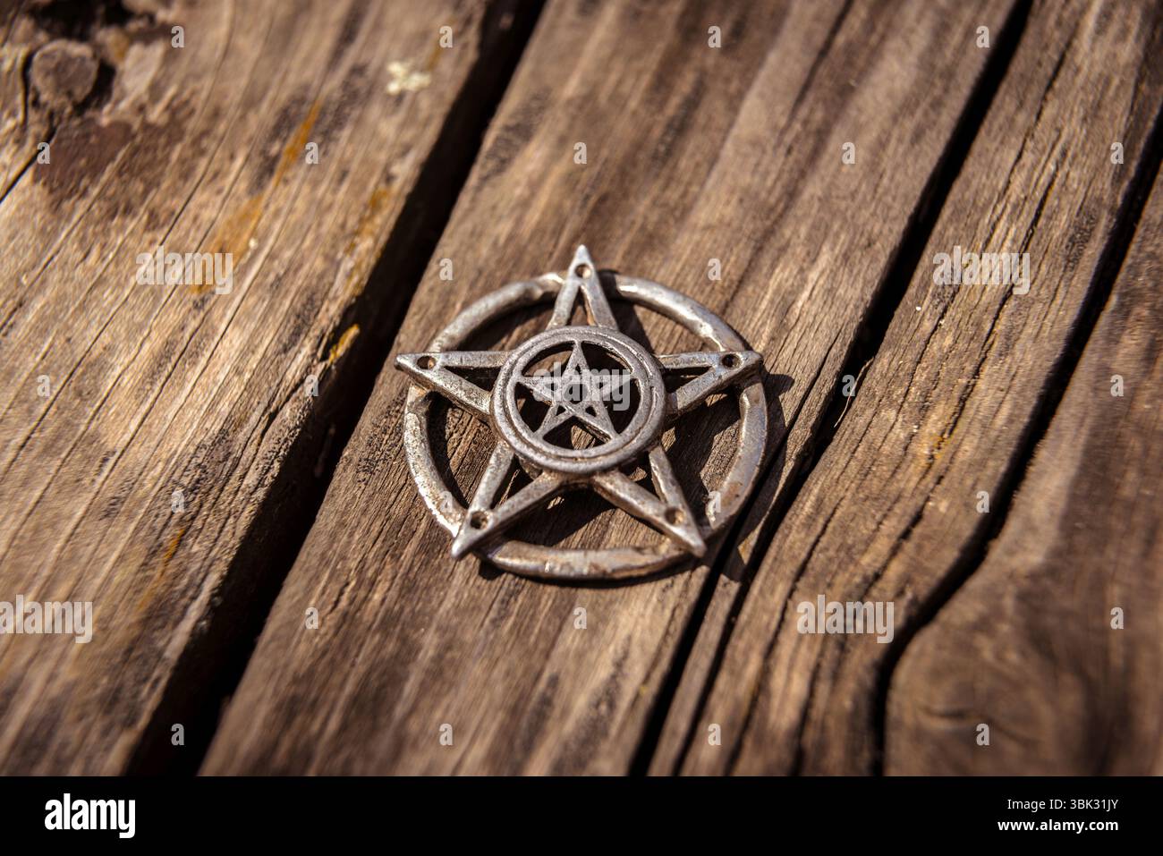 Vieux Pentagram en acier gros plan photo sur fond Banque D'Images