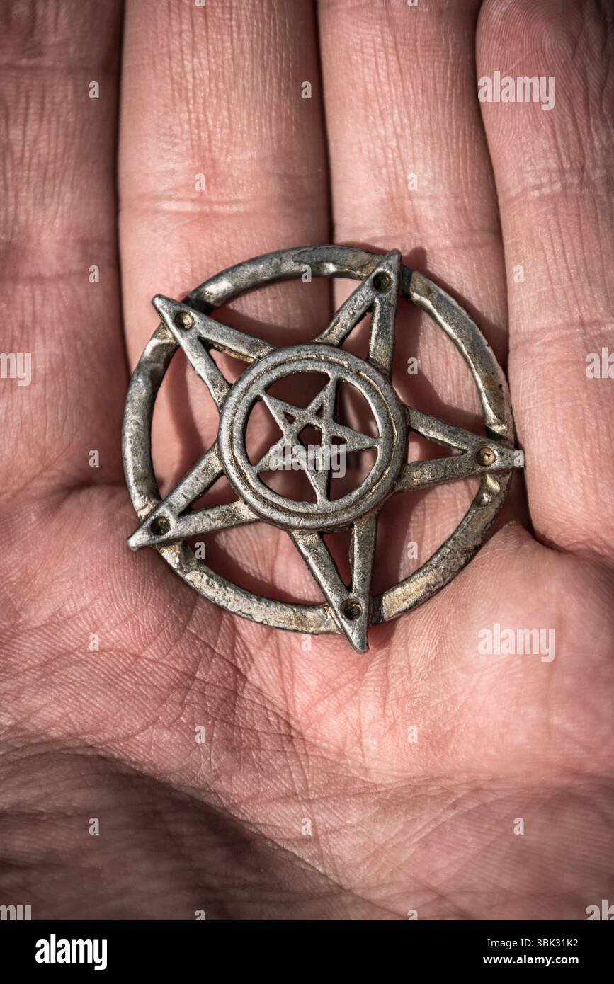 Vieux Pentagram en acier gros plan photo sur fond Banque D'Images