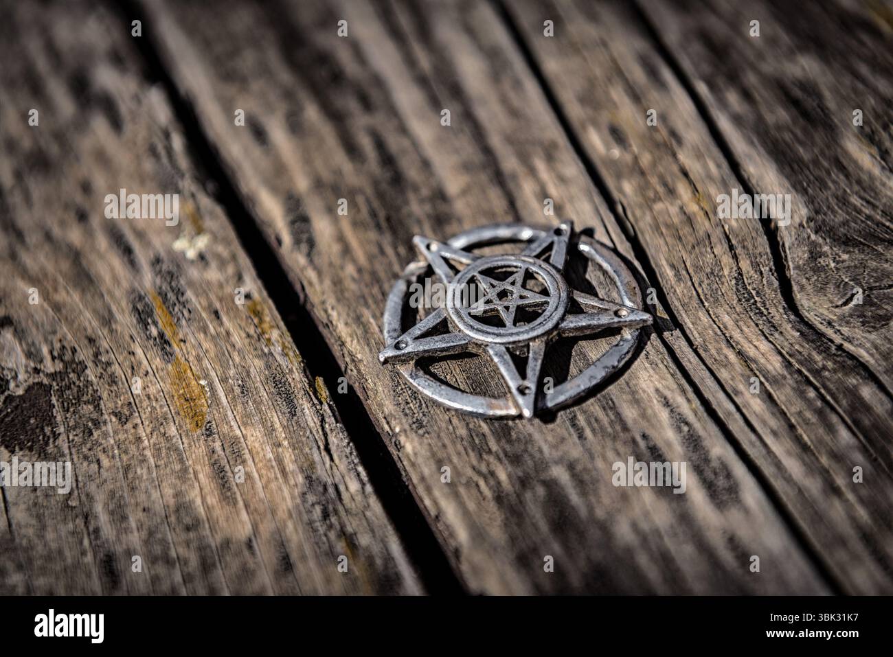 Vieux Pentagram en acier gros plan photo sur fond Banque D'Images