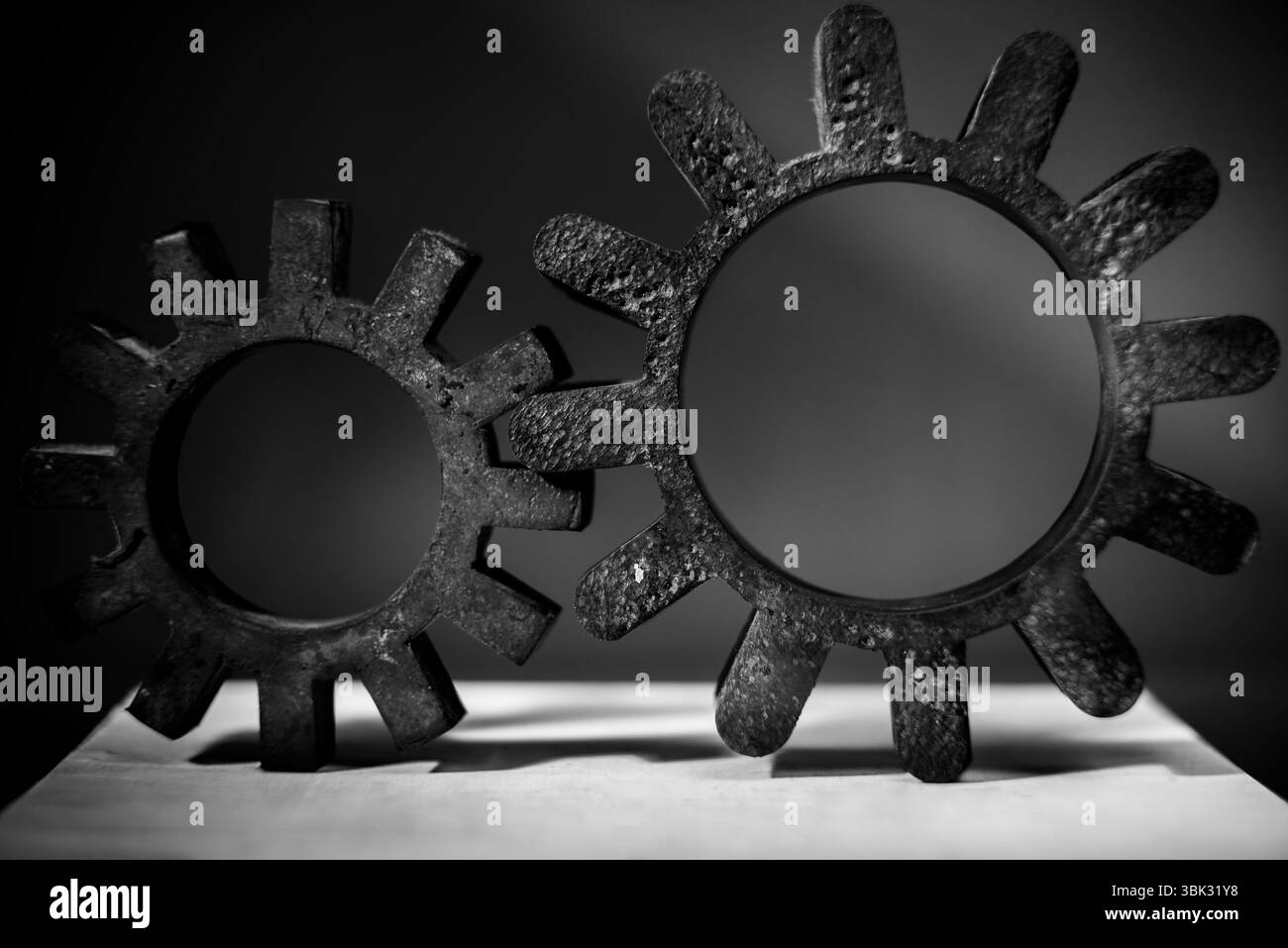Vieux engrenages sur table dans différentes tailles Banque D'Images