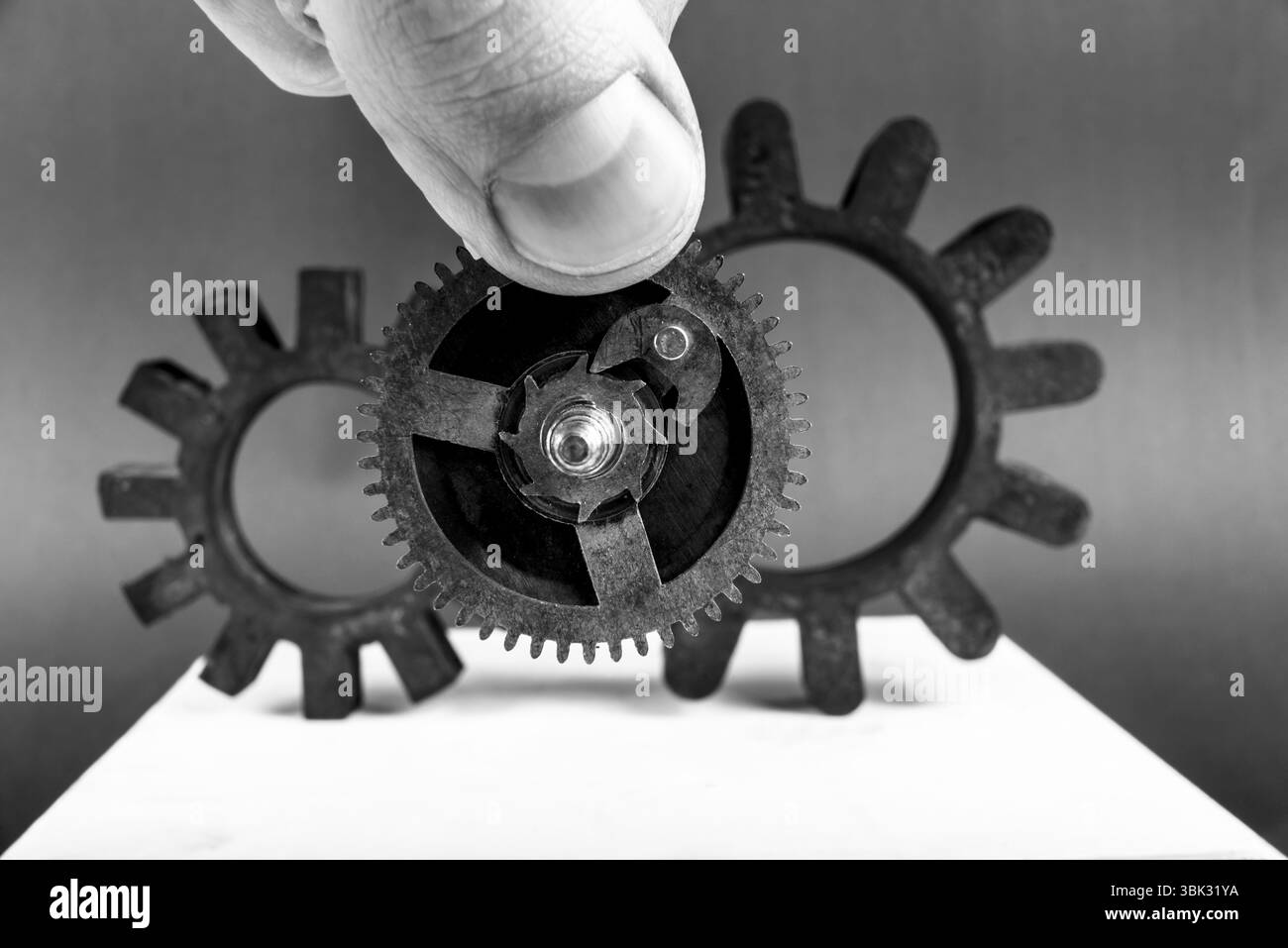 Vieux engrenages sur table dans différentes tailles Banque D'Images