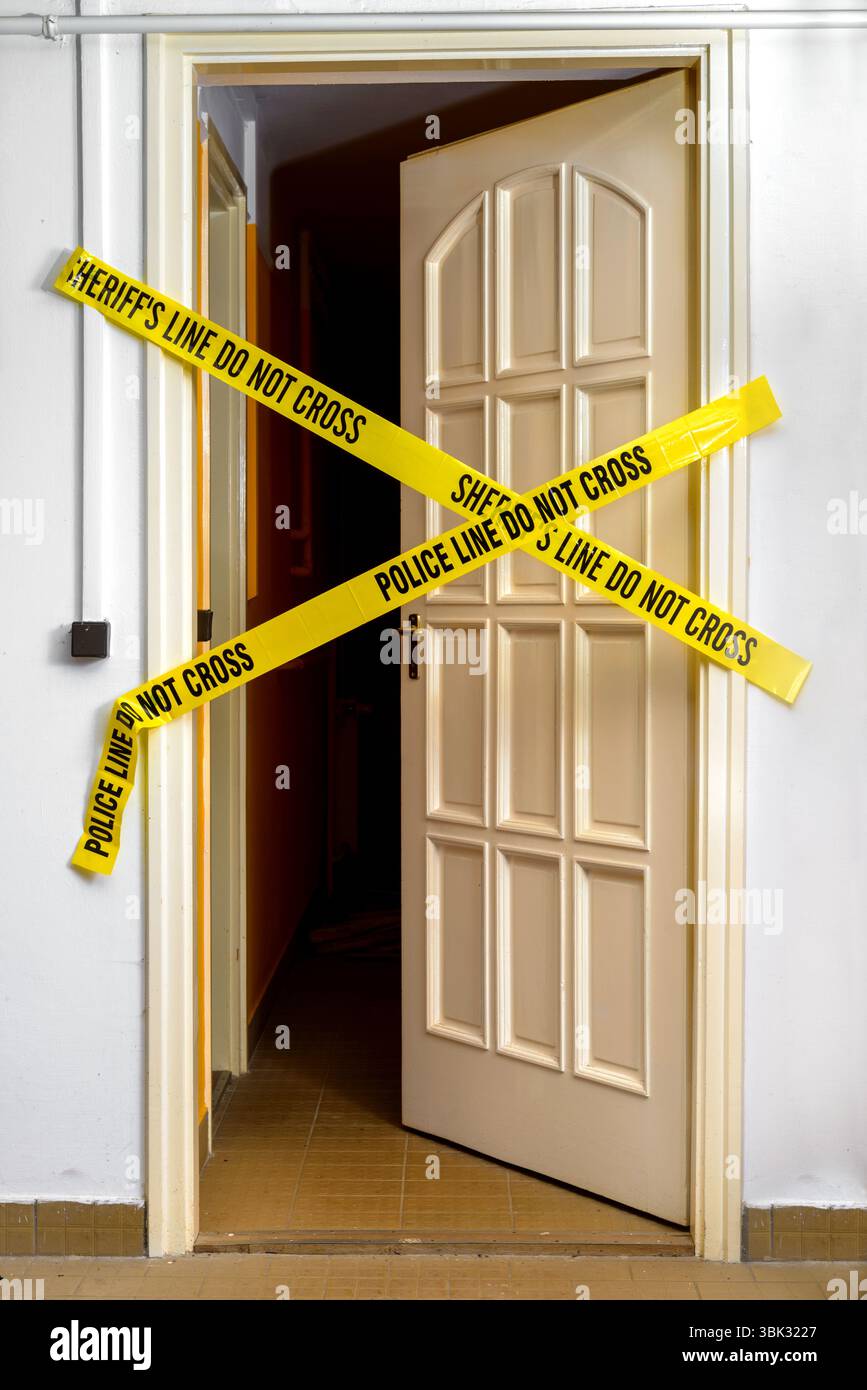 Scène de crime en plastique jaune ne pas recouvrir de ruban adhésif Banque D'Images