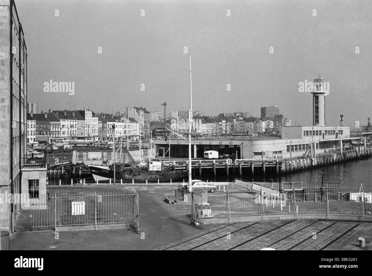 Ostende, Belgique. Années 1960 – vue du bâtiment de contrôle du car ferry au port d'Ostende, en Belgique. La photographie a été prise à la fin des années 1960 Le bâtiment a été conçu par l'architecte J. de Jong en 1938 et a fait l'objet d'une rénovation importante dans les années 1960, y compris une nouvelle façade. Au premier plan figure le bateau de pêche belge « Lydie-Madeleine », immatriculé O.192. Banque D'Images