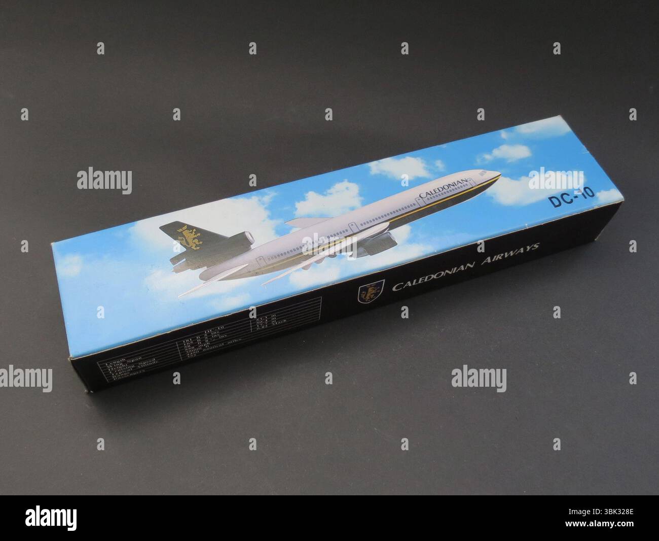 Un kit modèle en plastique d'un avion de ligne McDonnell Douglas DC-10, fabriqué pour Caledonian Airways pour être vendu comme souvenir à bord. Caledonian Airways était une compagnie aérienne charter britannique créée en 1988 lorsque British Airways a acquis British Caledonian et a ensuite rebaptisé sa filiale British Airtours avec le nom Caledonian. En 2000, elle fusionne avec Flying Colours Airlines pour former JMC Air. Banque D'Images
