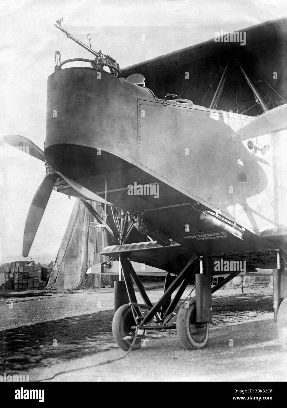 France. 1918 : vue du nez d'un bombardier biplan Handley page O/400 du 207e escadron de la Royal Air Force. Prise vers octobre 1918. Les ailes de l'avion sont en position repliée et un canon de Lewis aérien Mk.III est monté sur un anneau de foulard dans la position du mitrailleur devant le cockpit. Sous le nez se trouvent une paire de fusées éclairantes d'avion Mk.1, utilisées pour éclairer la zone cible. Banque D'Images