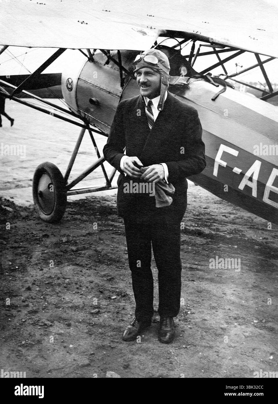 France. 1928 – L'aviateur français Alfred Fronval (1893-1928), debout devant son monoplan Morane-Saulnier ai à voilure parasol, immatriculé F-ABAO, équipé d'un moteur Clerget 9Ba de 130 ch. Ayant obtenu sa licence de pilote en 1917, Fronval a d’abord servi comme instructeur à l’école de chasse de Pau. Après la guerre, il devient pilote d'essai en chef du constructeur aéronautique français Morane-Saulnier. En février 1928, au volant de cet avion, il établit un record du monde, réalisant 1 111 boucles en un peu plus de 4 heures. Il avait précédemment établi deux autres records : 629 boucles en 1919 et 962 boucles en 1920. Banque D'Images