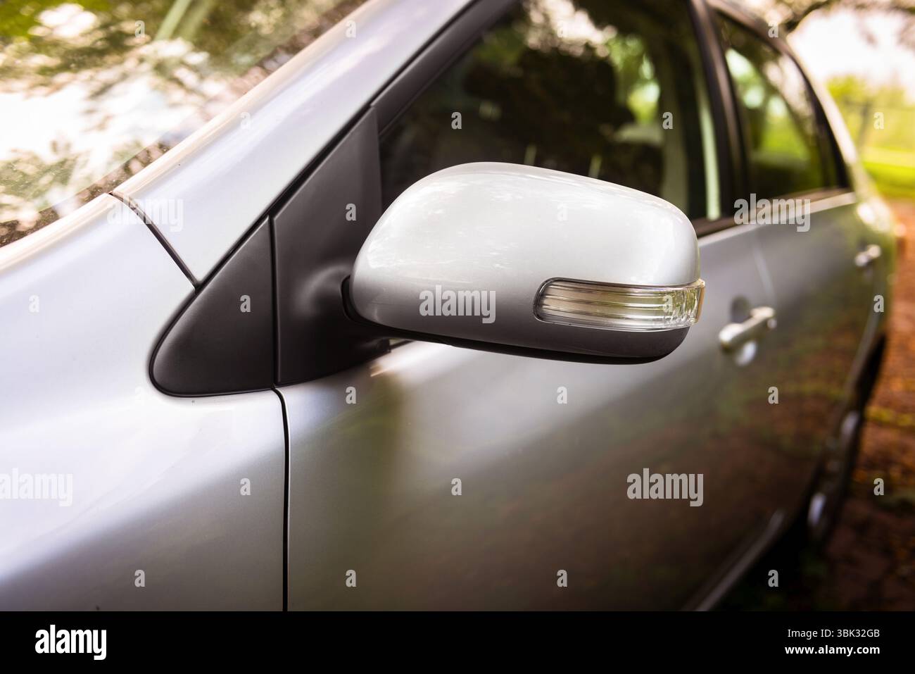 Triangle rouge d'une voiture sur la route Banque D'Images