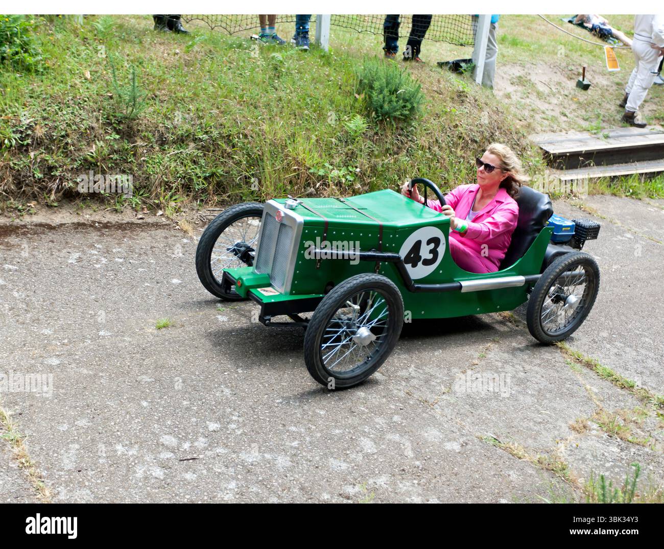 Lady conduisant un chariot à vélo basé sur une MG, Up the test Hill, pendant le Brooklands Relivved Festival of Motorsport Weybridge Banque D'Images