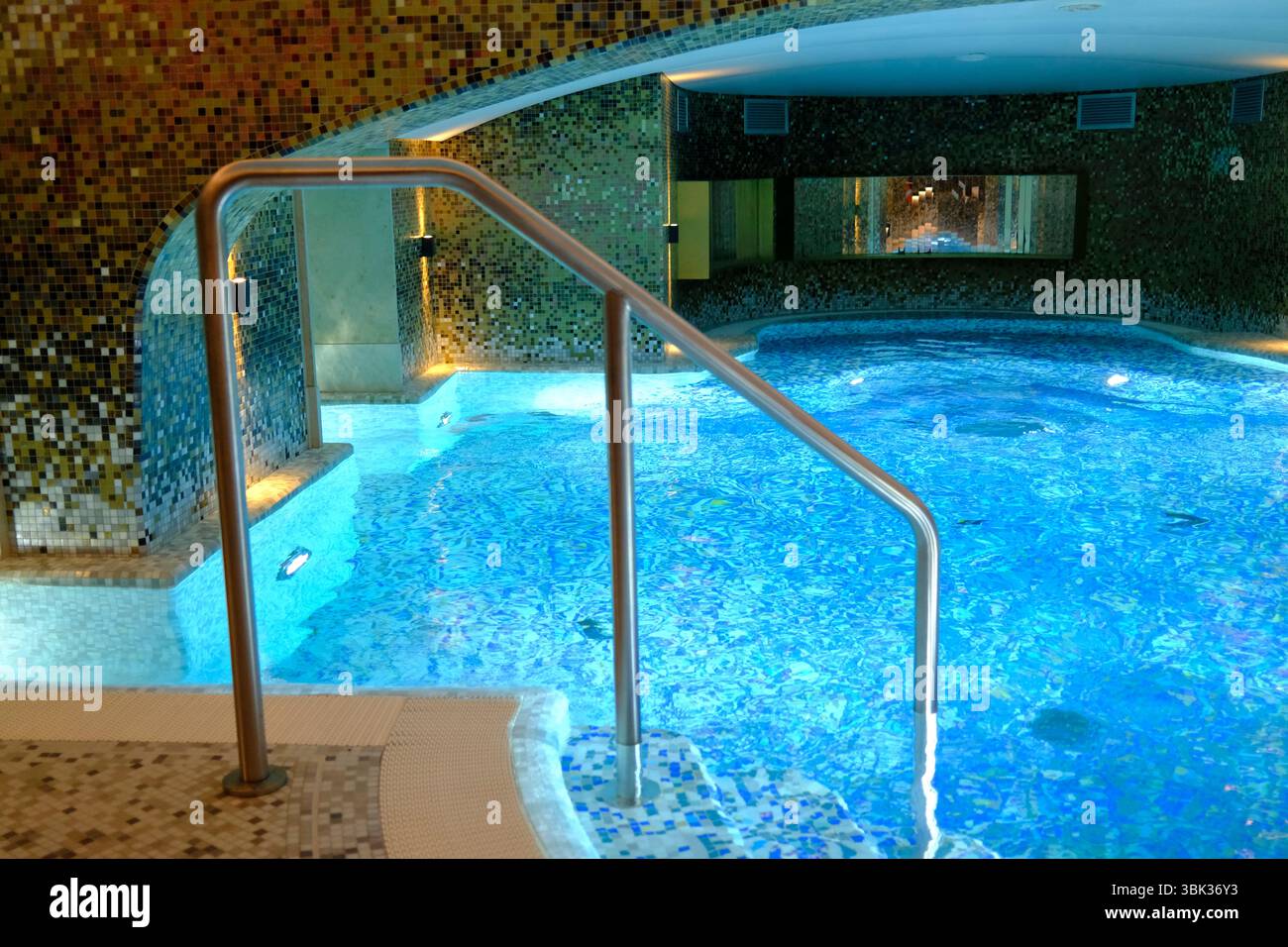 Spa et piscine dans un hôtel de luxe. Bien-être et détente. Varsovie. Pologne. Banque D'Images Spa et piscine dans un hôtel de luxe. Bien-être et détente. Varsovie. Pologne. Banque D'Images