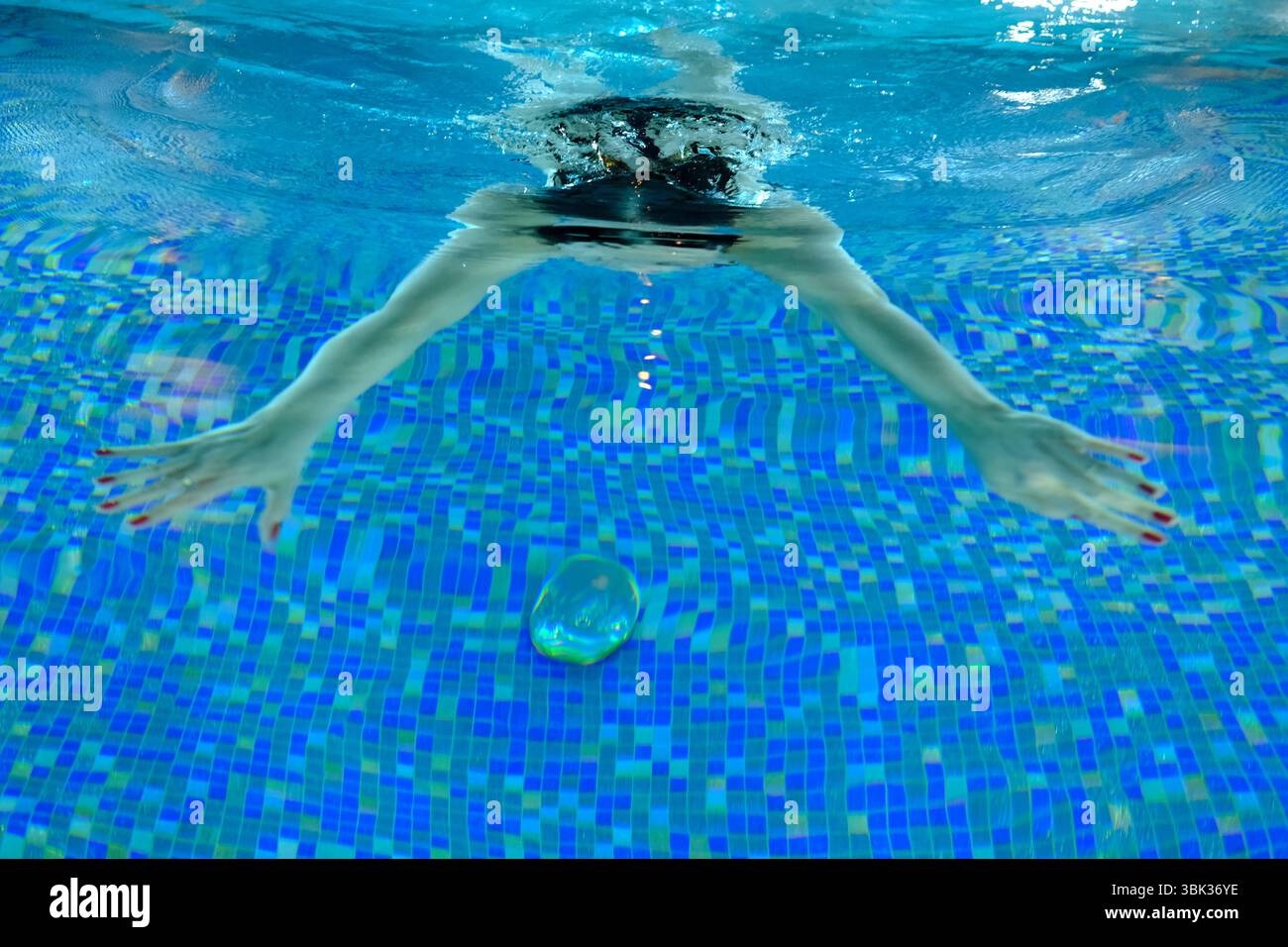 Spa et piscine dans un hôtel de luxe. Bien-être et détente. Femme nageant dans la piscine. Varsovie. Pologne. Banque D'Images Spa et piscine dans un hôtel de luxe. Bien-être et détente. Femme nageant dans la piscine. Varsovie. Pologne. Banque D'Images