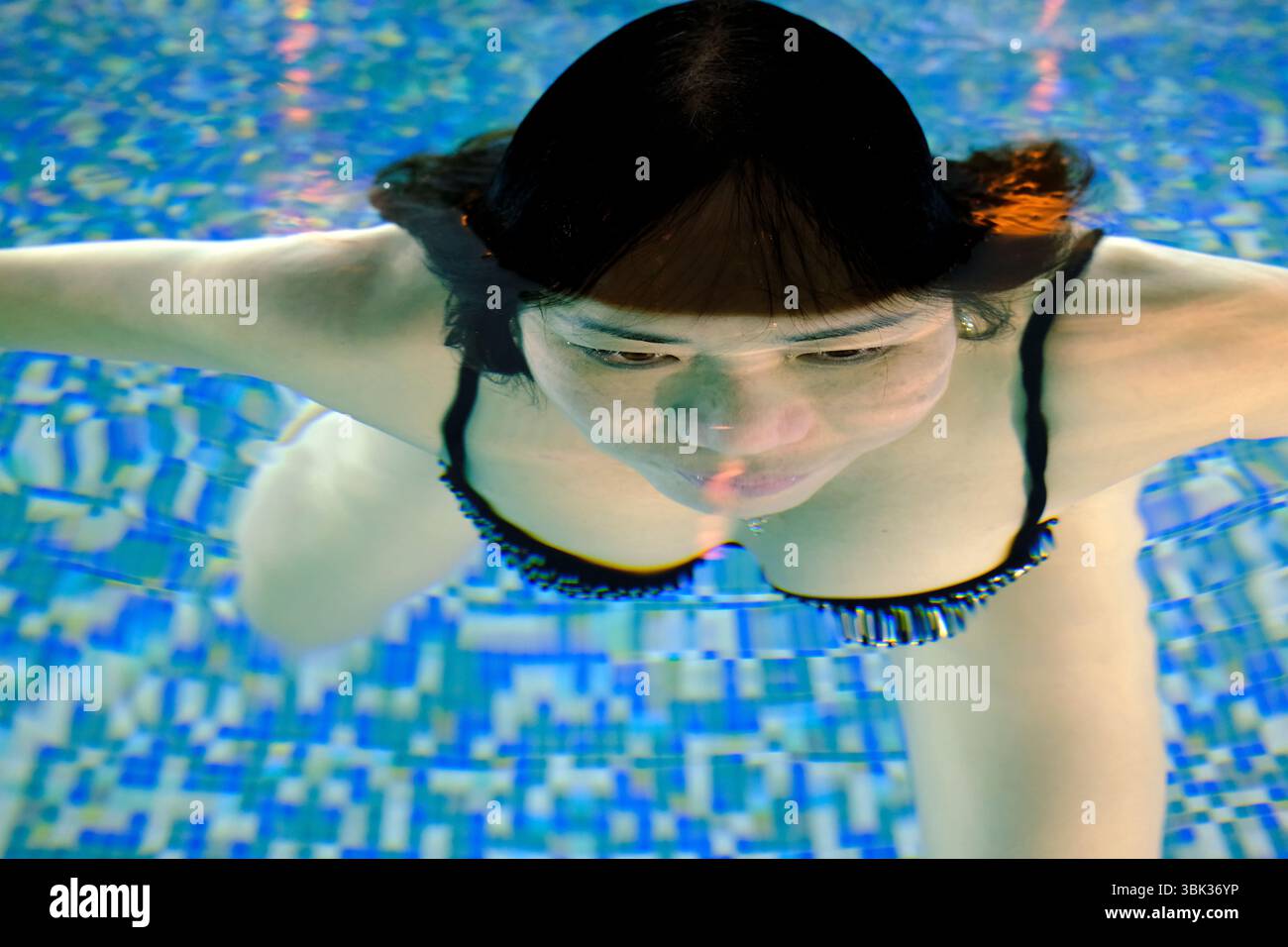 Spa et piscine dans un hôtel de luxe. Bien-être et détente. Femme nageant dans la piscine. Varsovie. Pologne. Banque D'Images Spa et piscine dans un hôtel de luxe. Bien-être et détente. Femme nageant dans la piscine. Varsovie. Pologne. Banque D'Images