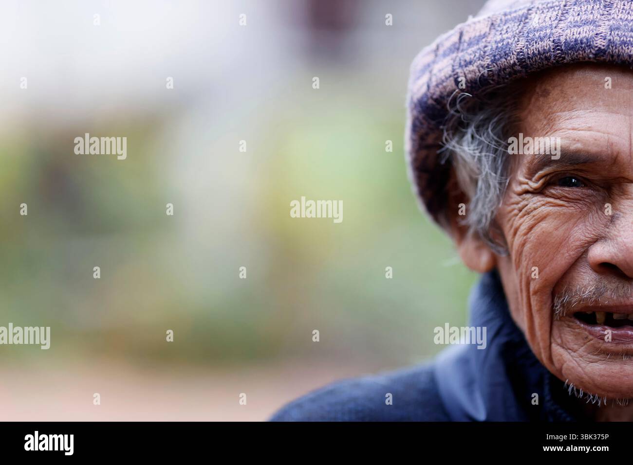 Village ethnique Bahnar dans la région de Kontum. Homme senior. Portrait. Kontum. Vietnam. Banque D'Images