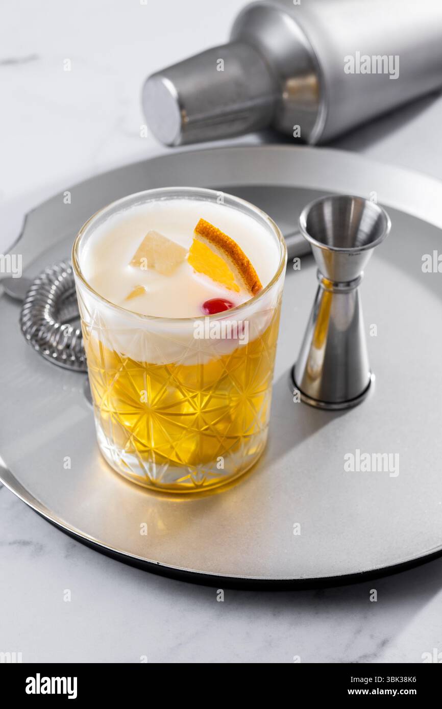 Whisky cocktail classique Sour sur fond de marbre blanc Banque D'Images