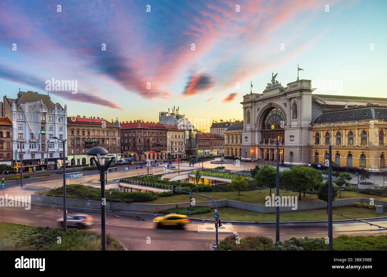 Budapest, Hongrie - mai 29 2025 : lever du soleil à la gare Keleti de Budapest, le principal terminal ferroviaire international et interurbain de Budapest, Hongrie. Banque D'Images
