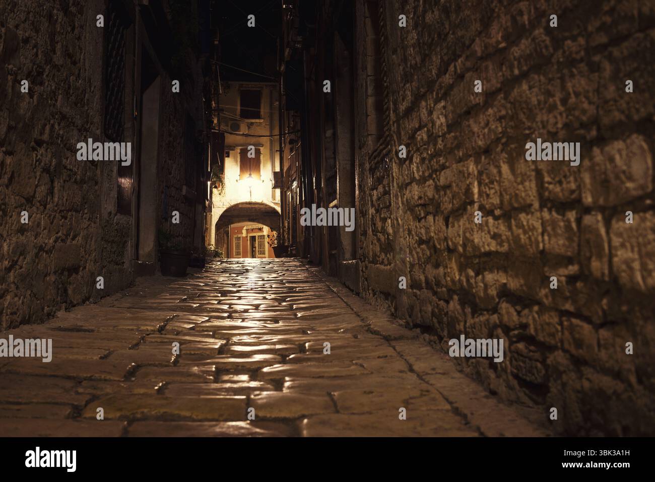 Prise de vue en angle bas d'une rue croate dans la nuit Banque D'Images