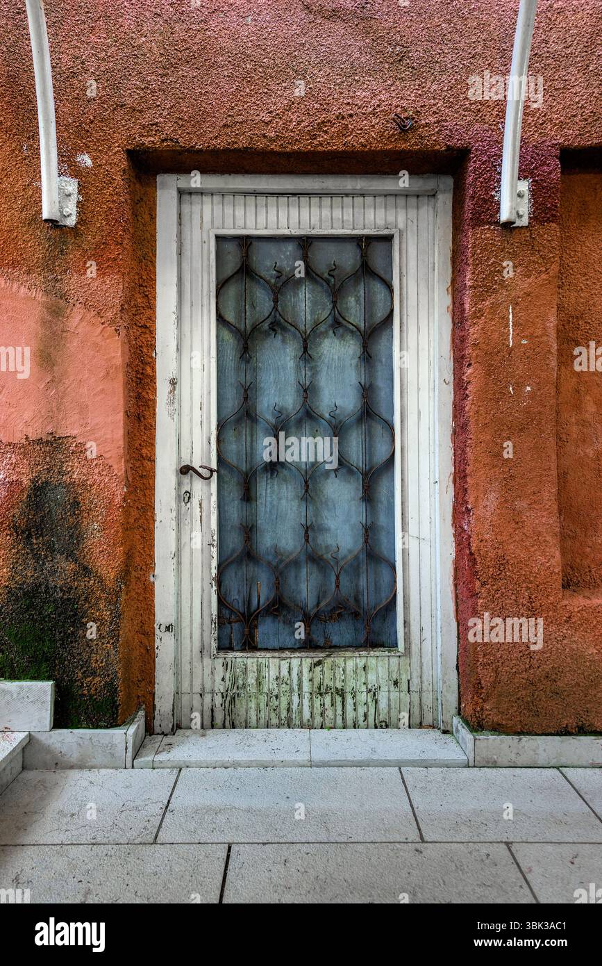 Photo Gros plan d'une porte d'entrée unique Banque D'Images