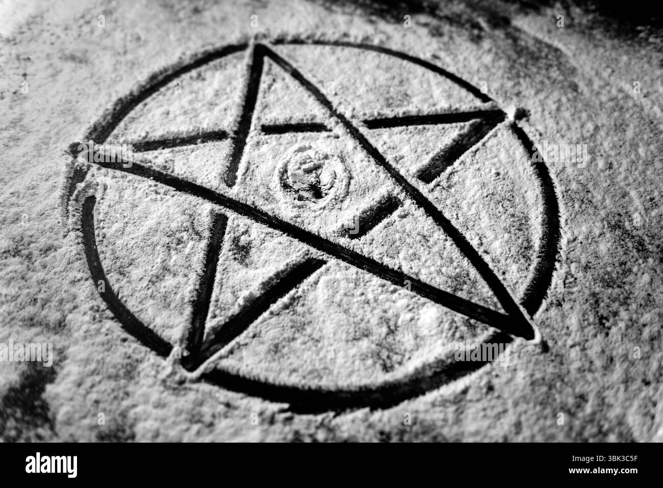 Vieux Pentagram en acier gros plan photo sur fond Banque D'Images