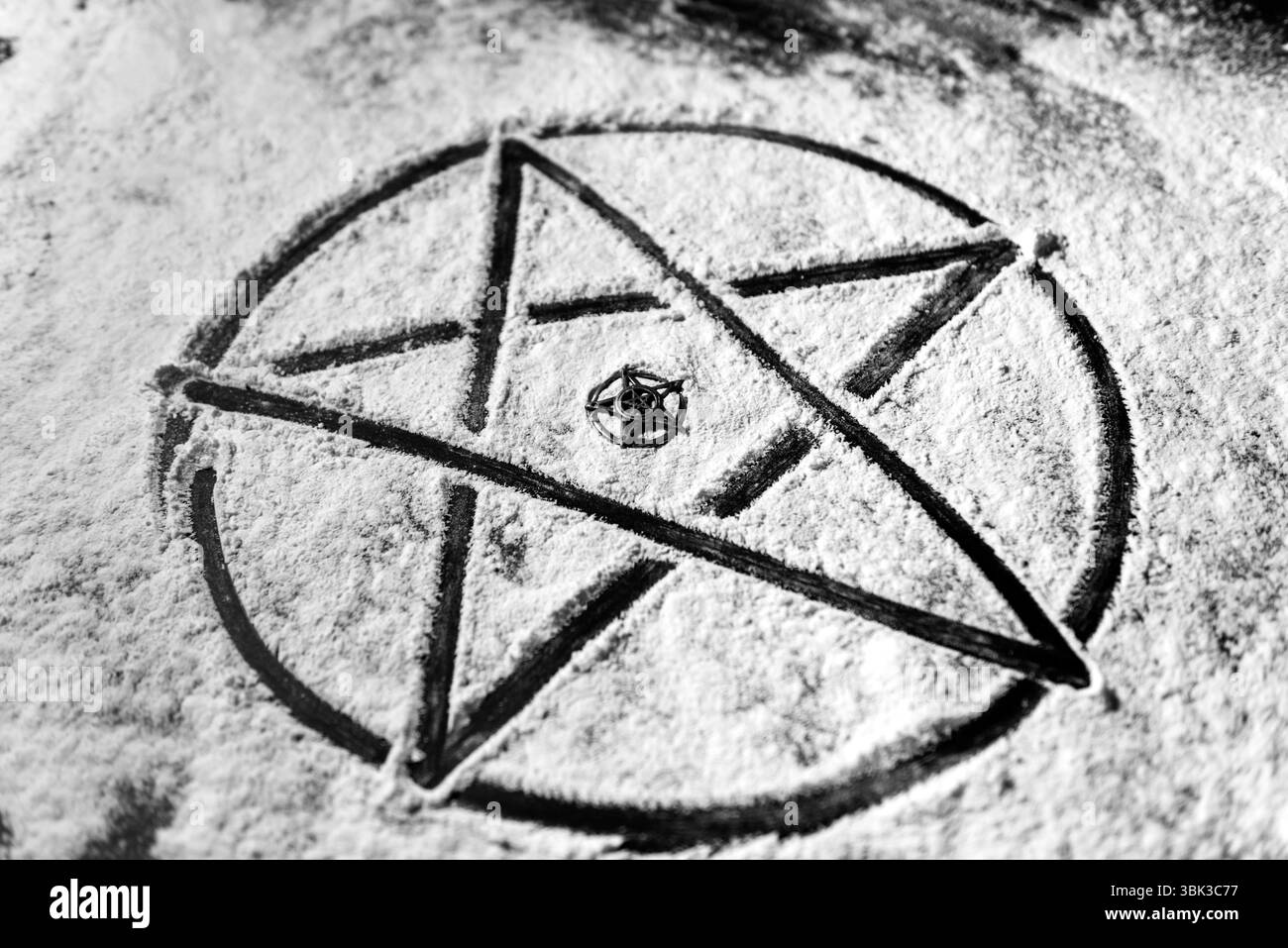 Vieux Pentagram en acier gros plan photo sur fond Banque D'Images