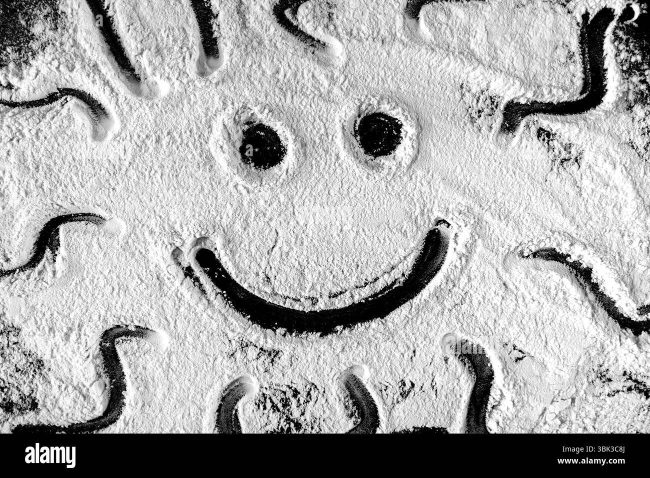 Dessin du soleil souriant heureux dans la farine Banque D'Images