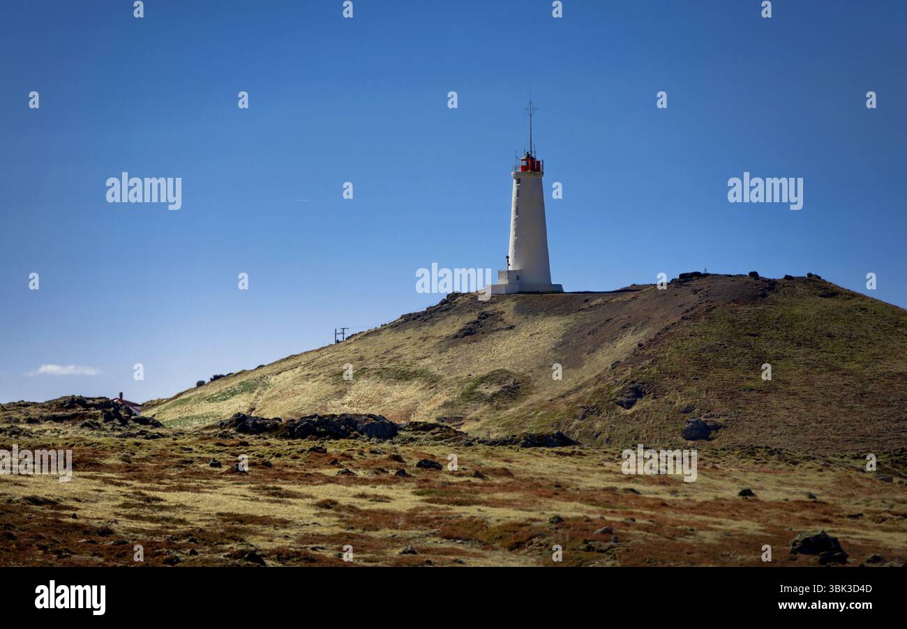 Photo d'un petit phare debout sur la colline Banque D'Images