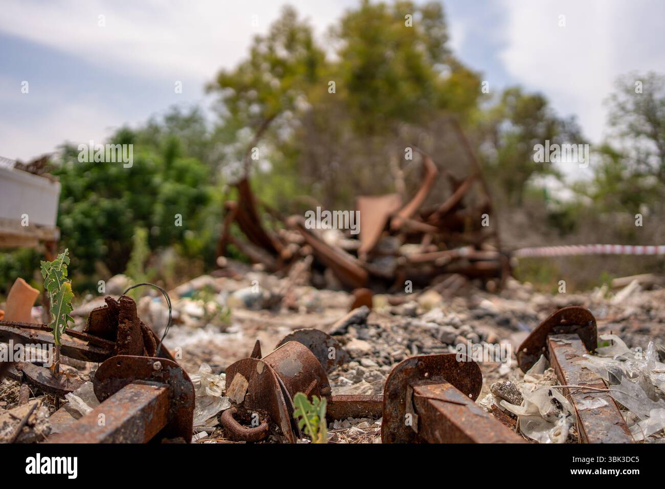 6 mai 2025 Kibboutz Nir Oz. Photographié 18 mois après l’attaque du Hamas le 7 octobre 2023, le kibboutz est encore pour la plupart en ruines Banque D'Images