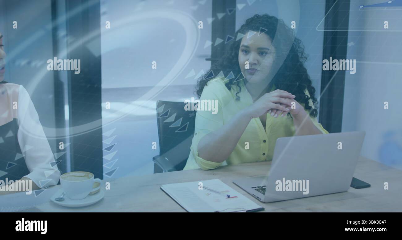 Discussion du manager portant un chemisier vert menant une réunion de données dans la salle de conférence avec un café sur ordinateur portable Banque D'Images