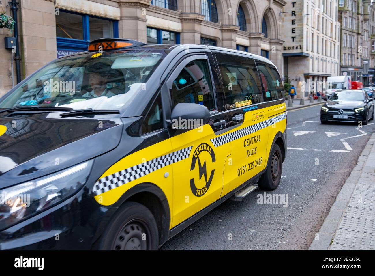 Taxi britannique classique noir jaune sur la rue d'Édimbourg, taxi traditionnel, architecture historique, atmosphère patrimoniale, icône de transport, ambiance voyage, urbain Banque D'Images