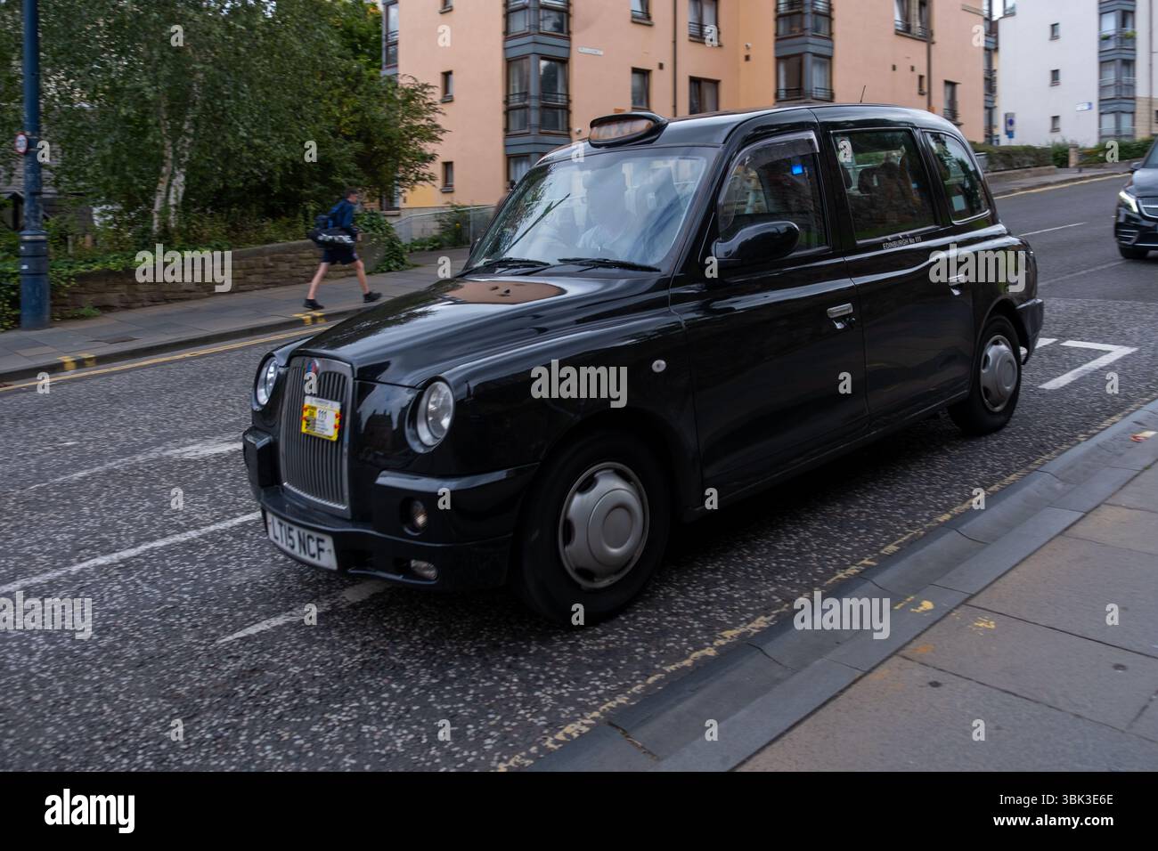 Taxi britannique classique noir sur la rue d'Édimbourg, taxi traditionnel, architecture historique, atmosphère patrimoniale, icône de transport, ambiance voyage, photo de rue Banque D'Images