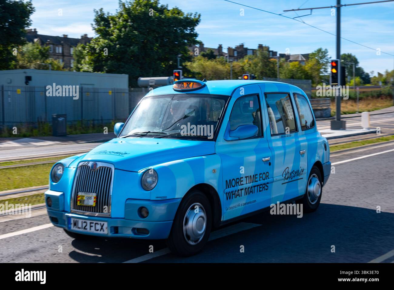 Taxi britannique classique bleu sur la rue d'Édimbourg, taxi traditionnel, atmosphère patrimoniale, icône de transport, humeur de voyage, photographie de rue, guichet automatique de voyage urbain Banque D'Images