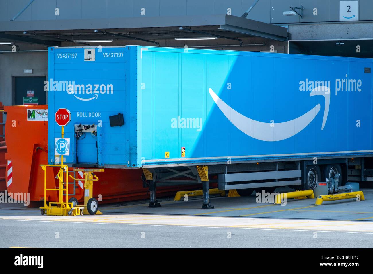 Plate-forme de distribution de quai de chargement de remorques Amazon Prime, centre logistique, centre de distribution, réseau de livraison, colis chargés par camion, client satisfaisant Banque D'Images