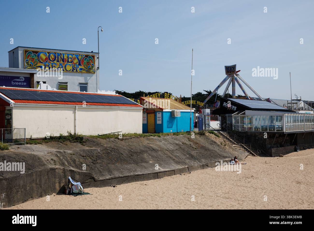 Porthcawl, pays de Galles du Sud, Royaume-Uni. 18 juin 2025. Temps chaud le long du front de mer ce matin. Crédit : Andrew Bartlett/Alamy Live News Banque D'Images Porthcawl, pays de Galles du Sud, Royaume-Uni. 18 juin 2025. Temps chaud le long du front de mer ce matin. Crédit : Andrew Bartlett/Alamy Live News Banque D'Images