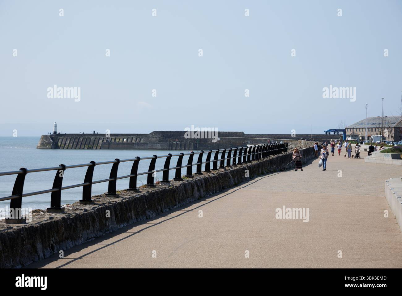 Porthcawl, pays de Galles du Sud, Royaume-Uni. 18 juin 2025. Temps chaud le long du front de mer ce matin. Crédit : Andrew Bartlett/Alamy Live News Banque D'Images Porthcawl, pays de Galles du Sud, Royaume-Uni. 18 juin 2025. Temps chaud le long du front de mer ce matin. Crédit : Andrew Bartlett/Alamy Live News Banque D'Images