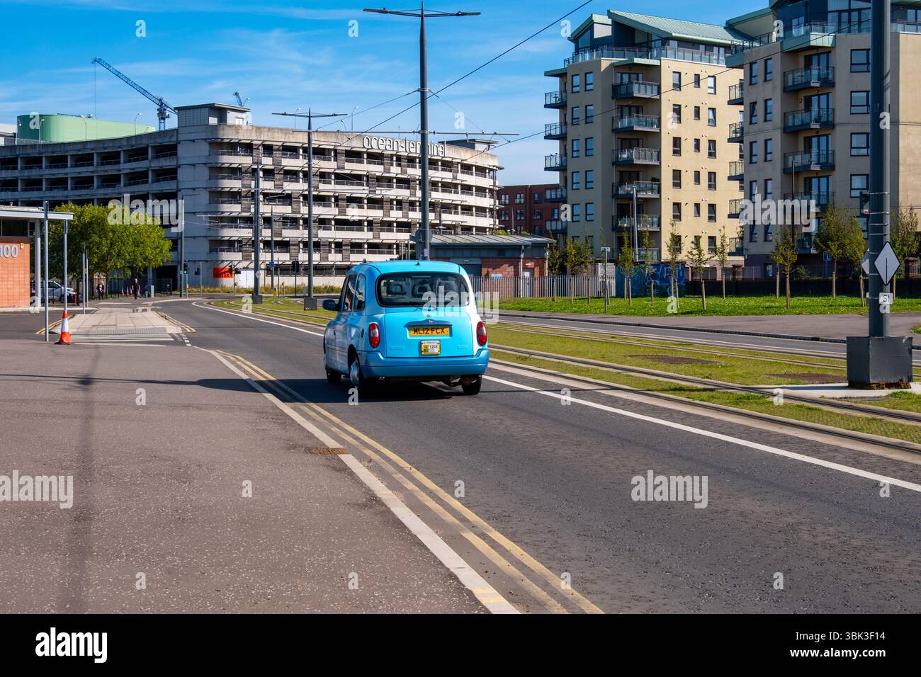Taxi britannique classique bleu sur la rue d'Édimbourg, taxi traditionnel, architecture historique, atmosphère patrimoniale, icône de transport, ambiance voyage, photo de rue Banque D'Images