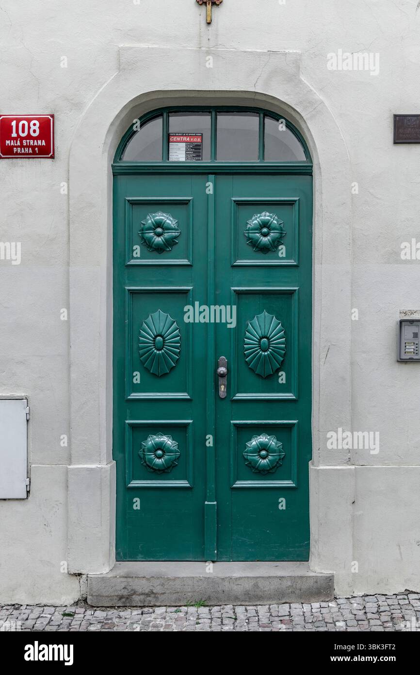 Porte verte vintage à Prague Tchéquie Banque D'Images