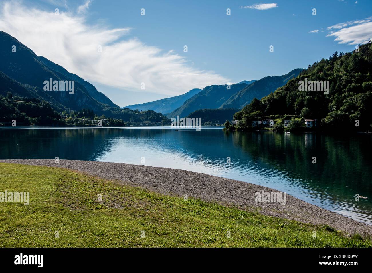 Image du lac Ledro en début de matinée dans la province de trente, Italie Banque D'Images