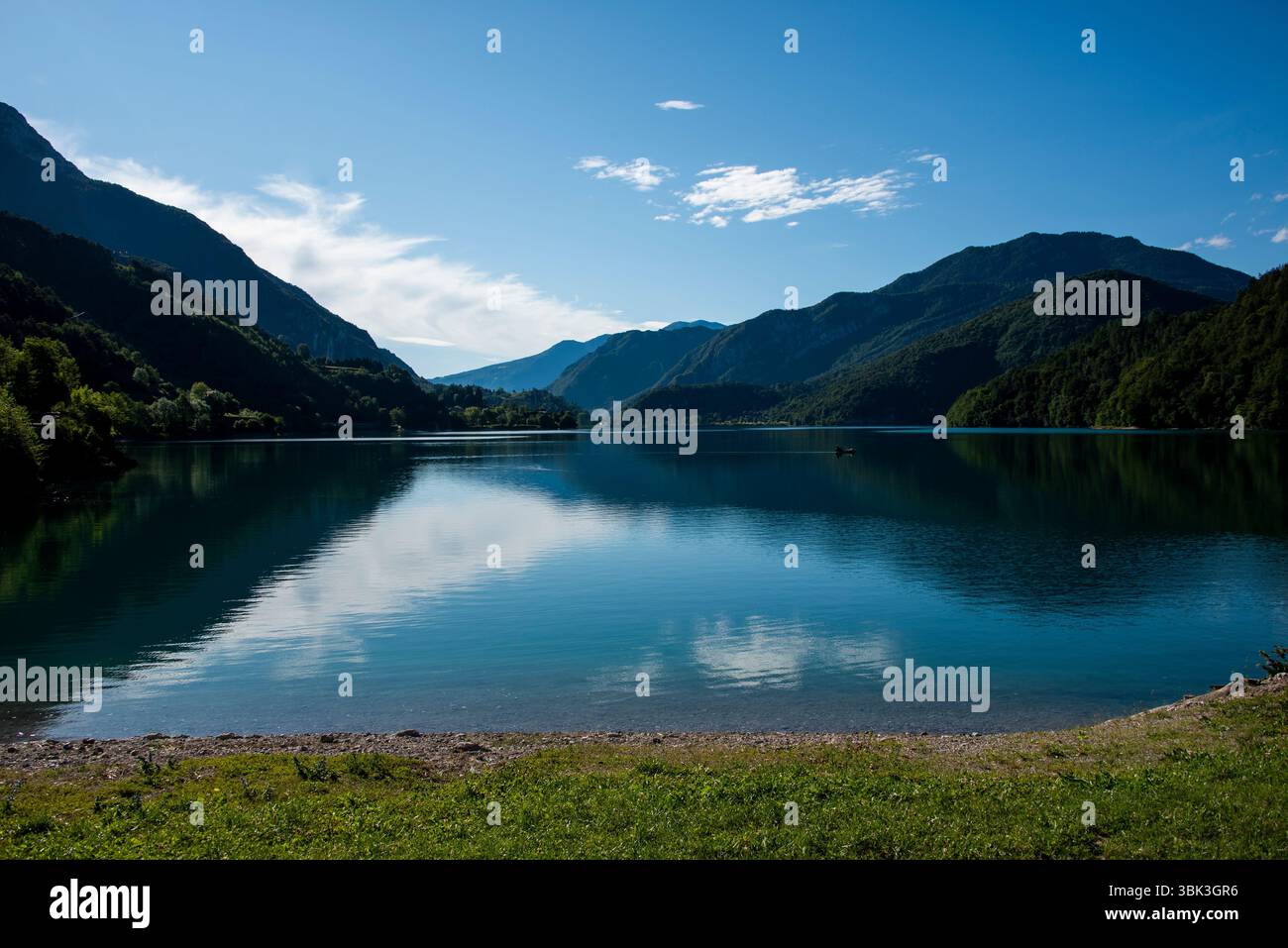 Image du lac Ledro en début de matinée dans la province de trente, Italie Banque D'Images